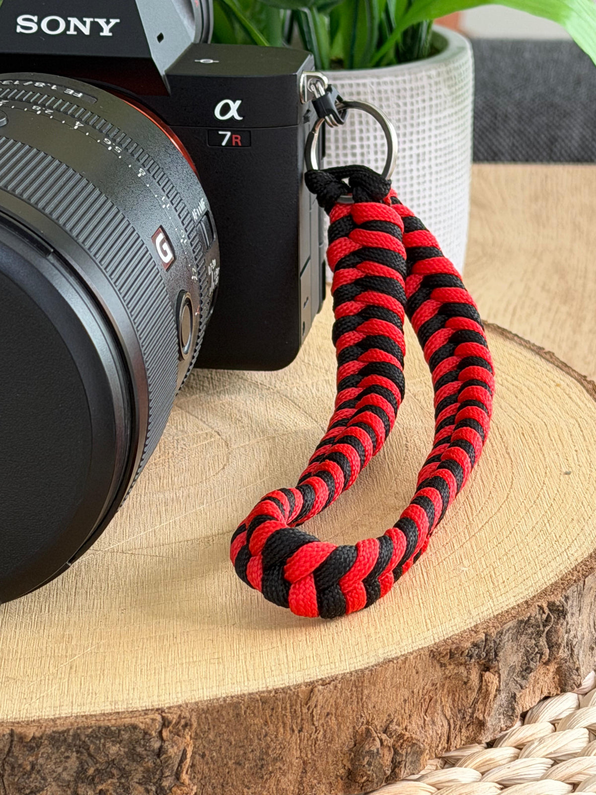 POIGNÉE EN PARACORD AVEC ANNEAU - POLYVALENTE ET PERSONNALISABLE