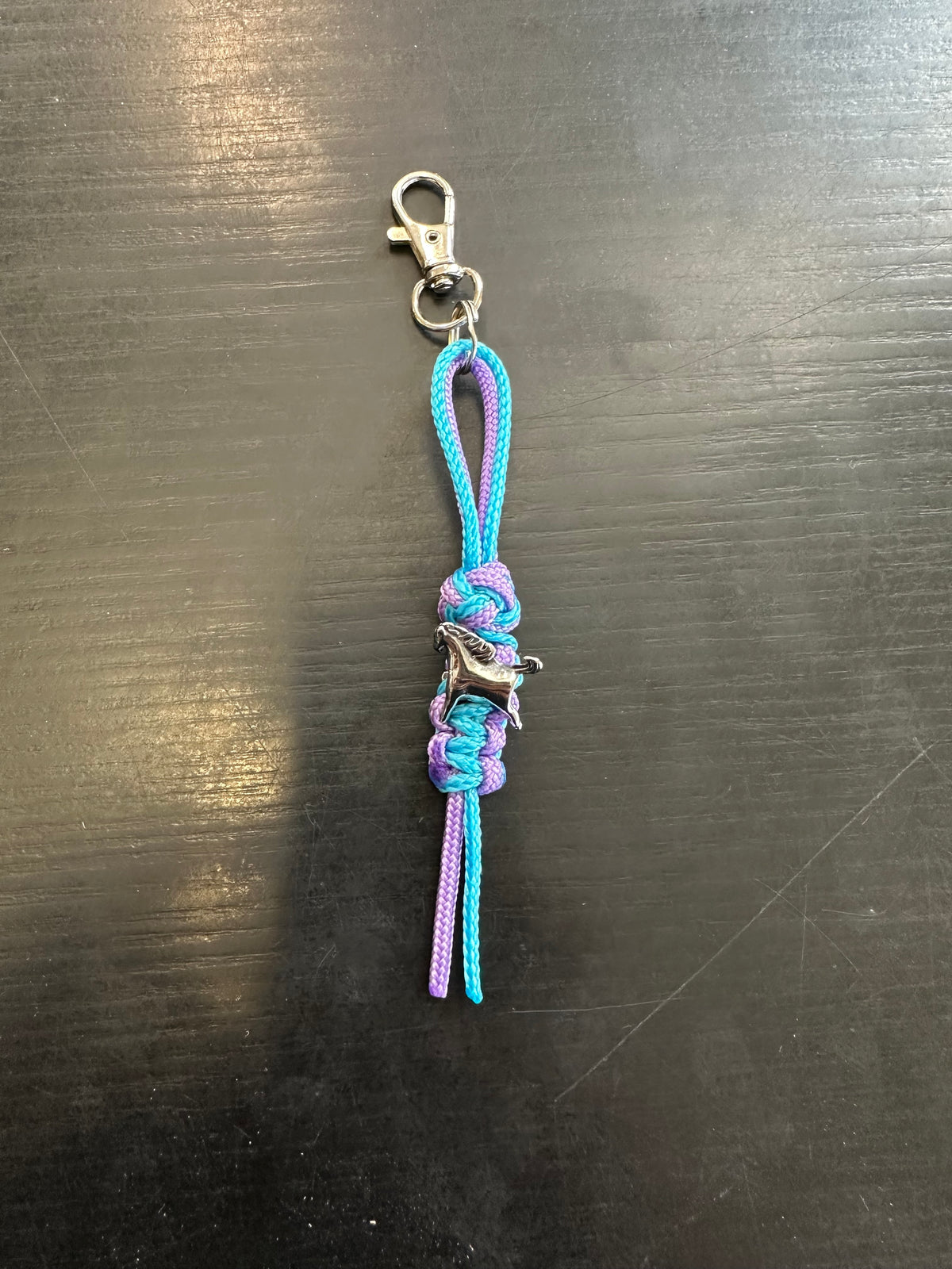 PORTE CLÉS EN PARACORD 2MM AVEC PERLES