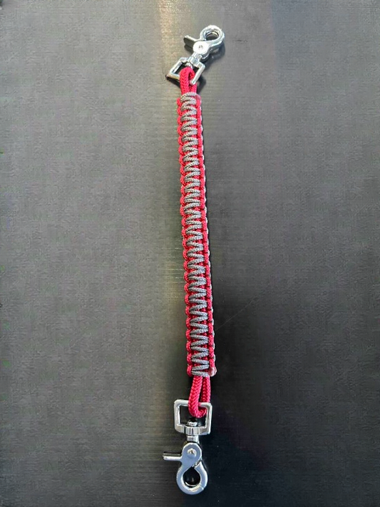 POIGNÉE DE SELLE PARACORD FRAMBOISE ET GRIS CHARBON