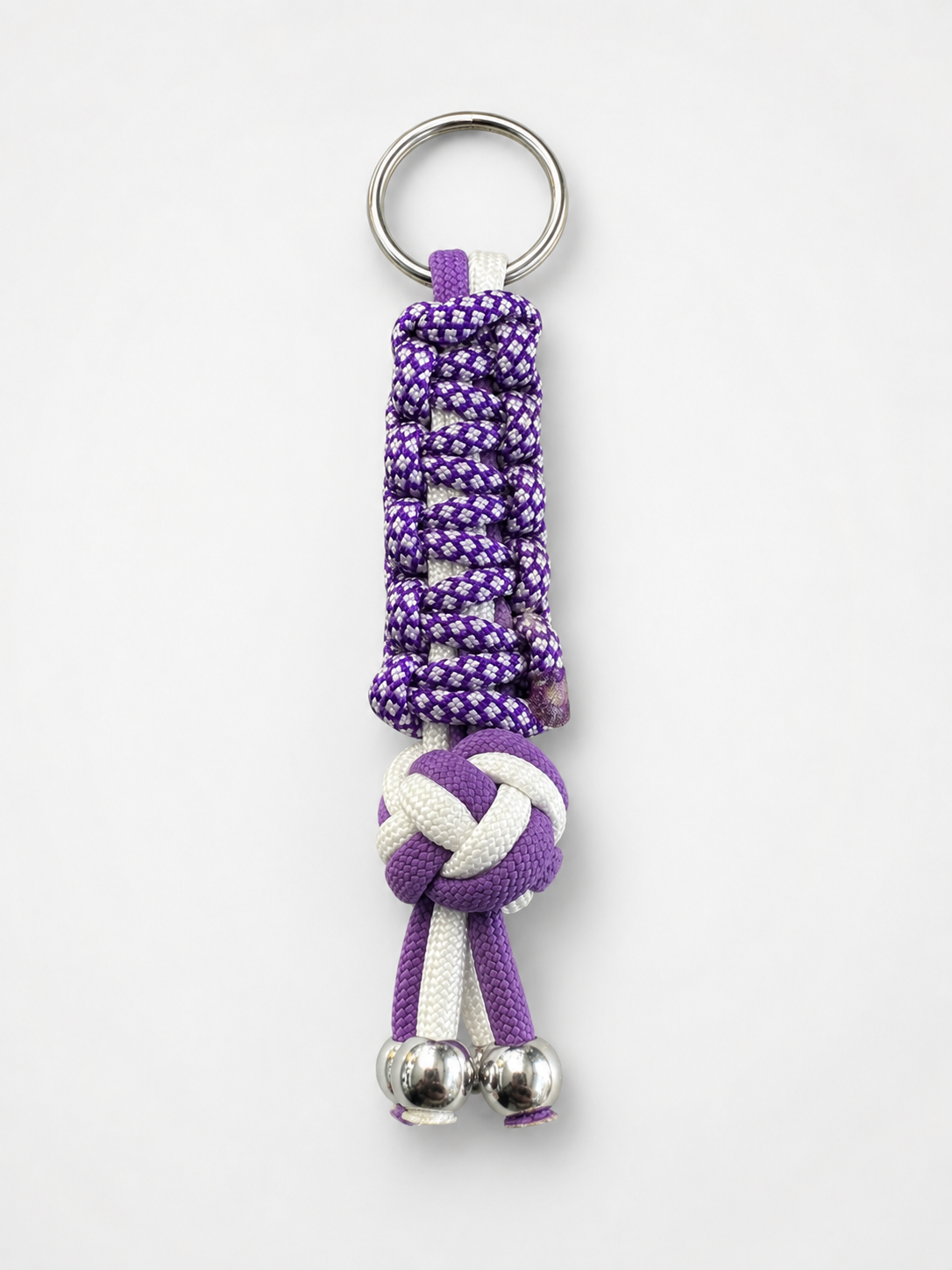 PORTE-CLÉS BOULE AVEC TRESSAGE VIOLET ET BLANC