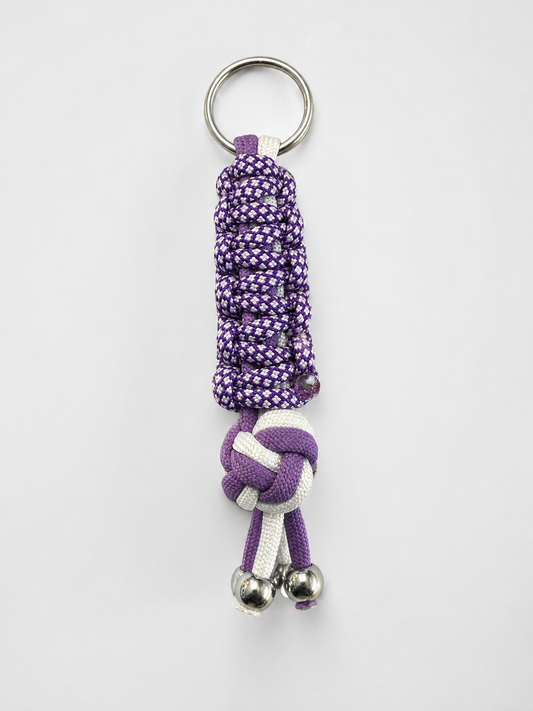 PORTE-CLÉS BOULE AVEC TRESSAGE VIOLET ET BLANC